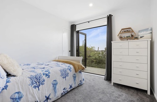 Torbay House | Beautiful beach escape. 6bed, Spa pool, Outdoor living, peaceful and lovely