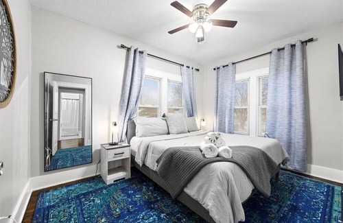 Lee's Summit House | Charming Freshly Remodeled Home / Prime Location