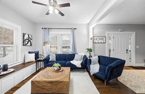 Lee's Summit House | Charming Freshly Remodeled Home / Prime Location