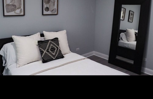 Forestview Apartment | Modern Apartment Near Downtown Chicago