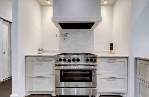 Atascocita House | Reduced! Lakeside Lake Houston. By IHA Airport. Colonial Modern