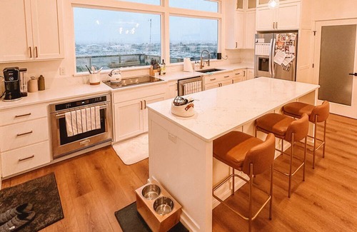 Columbia House | 5 minute walk to downtown Bellingham and beautiful beaches.