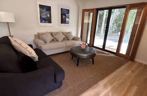 Montville House | Cosy guesthouse nestled on 5 acres of tropical lush landscape in Montville.
