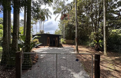 Montville House | Cosy guesthouse nestled on 5 acres of tropical lush landscape in Montville.