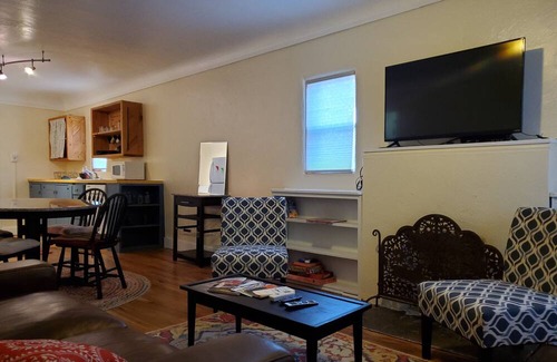 Tyrone House | Cozy cottage in Silver City historic district. 5 minute walk to downtown & WNMU!