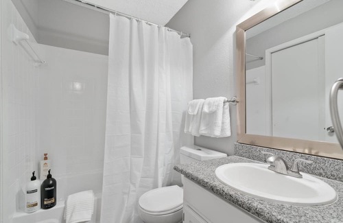 Brentwood Apartment | Modern Luxe 1B City Skyline View Near Downtown