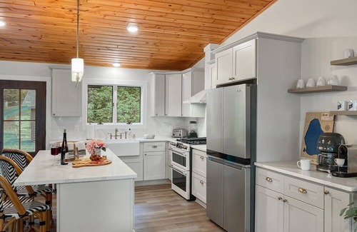 Kalkaska House | Luxury Lakehouse: Hot Tub, Prvt Dock, Kayak, Fire Pit, Scenic Decks, Game Room