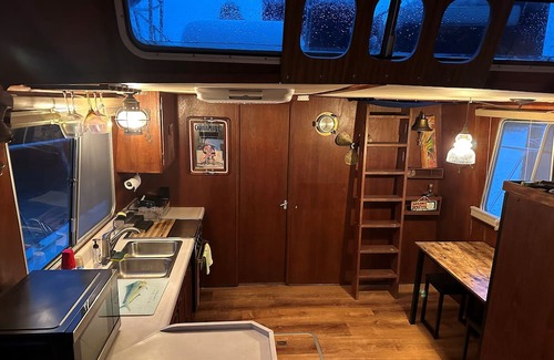 Midtown Boat Rental | Seafood Houseboat in Key West