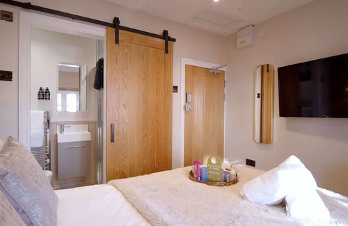Henley-in-Arden House | Boutique bedroom within guesthouse