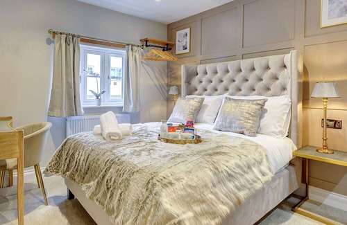 Henley-in-Arden House | Boutique bedroom within guesthouse
