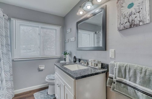 North Greece House | 4-Bed Haven for Nurses: Near Hospitals, Mins to Restaurants & Shops