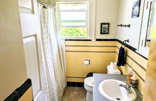 Lynden House | Downtown Dutch Craftsman - Walk to Downtown!