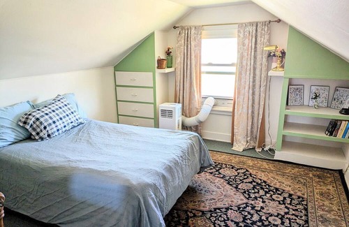 Lynden House | Downtown Dutch Craftsman - Walk to Downtown!