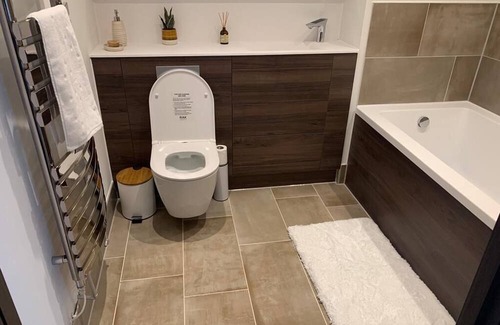 Harlow Apartment | Lovely 2 bedroom apartment with 2 minute's walk to Harlow station. Beautiful!
