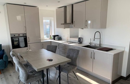 Harlow Apartment | Lovely 2 bedroom apartment with 2 minute's walk to Harlow station. Beautiful!