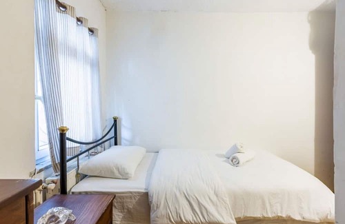 Maltepe Villa | Unique House with Tree Inside near Sea in Maltepe