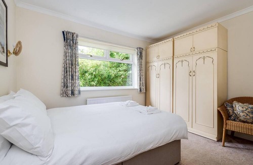 Yarnton Apartment | Spacious 1-Bedroom Flat with garden & free parking