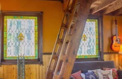 Cassville Apartment | The Getaway Treehouse & Jacuzzi Bath House