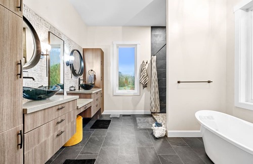 West Grey House | Markdale Farmhouse Retreat Upper Unit