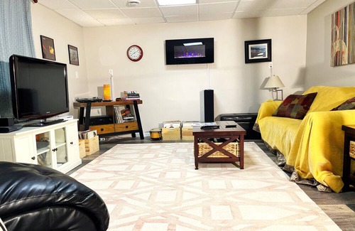 Fairbanks Apartment | Large, with breakfast and hot tub!