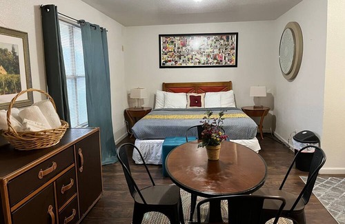 Crosstown Apartment | In-law Apartment with 2 king beds and private bath