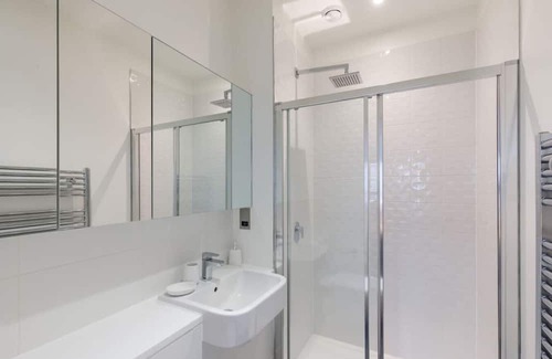 Bracknell Apartment | Stylish 2BR Town Centre Rooftop Terrace