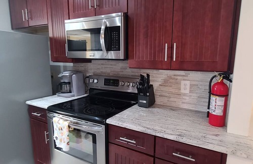 Franconia House | Enjoy your charming townhouse in the heart of Alexandria, 70' TV, wife, Fkitchen