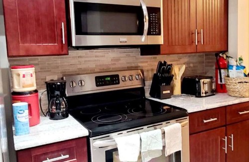 Franconia House | Enjoy your charming townhouse in the heart of Alexandria, 70' TV, wife, Fkitchen