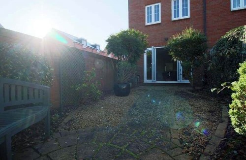 Magor House | Seymour Way (Stunning 4 bed with FREE parking)
