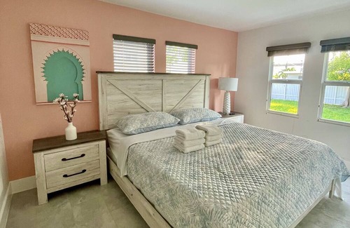 Parkside Apartment | Pink Flamingo getaway in Hollywood Beach! KING BED
