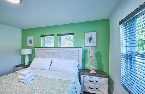 Parkside Apartment | Tropical Bungalow in Hollywood Beach, w/ KING BED!