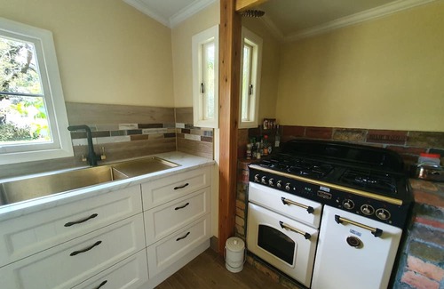 Halls Gap House | Renovated old farmhouse on 1 acre, in the centre of town, with creek and views!