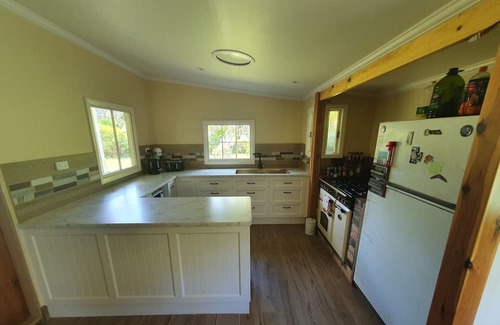 Halls Gap House | Renovated old farmhouse on 1 acre, in the centre of town, with creek and views!