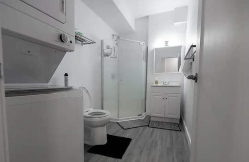 Ottawa Division Apartment | Modern getaway 1 Bedroom
