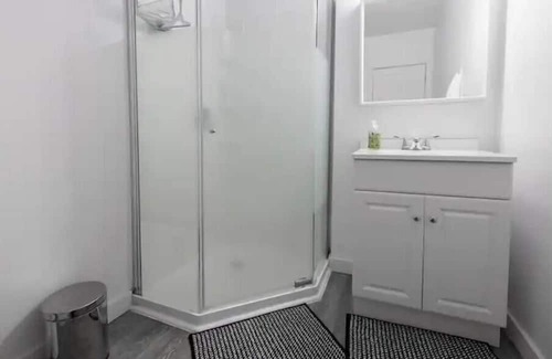 Ottawa Division Apartment | Modern getaway 1 Bedroom