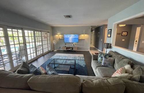 Bay Crest Park House | Bliss on the Bay – Weekly Winter Rates, Waterfront w/ Private Pool