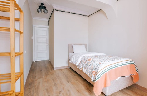 Osmangazi Apartment | Urban Flat with Balcony in Bursa