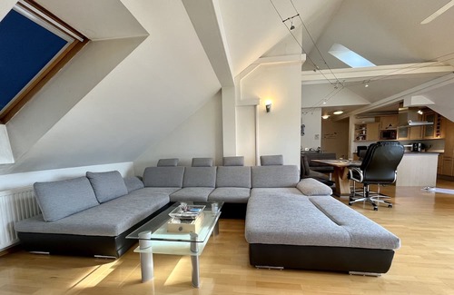 Wittau Apartment | Atemberaubendes Loft mit Pool + Balkon