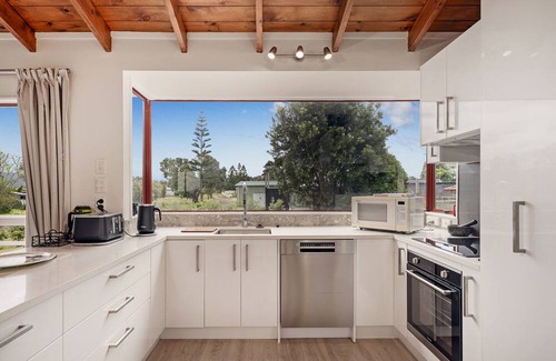 Pauanui House | Seascape Bach - Pauanui Holiday Home