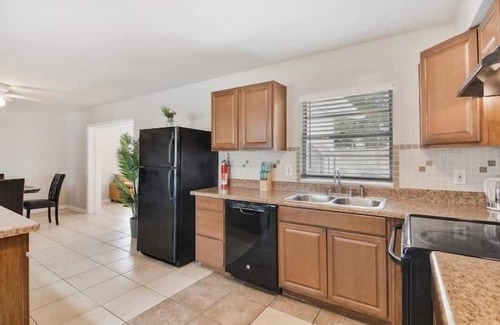 West Meadows Apartment | 4 Bedroom 737801 by Houzlet