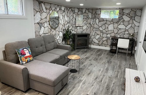 Hespeler House | Adorable 1 bedroom suite with kitchen & fireplace