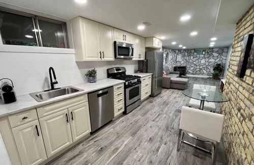 Hespeler House | Adorable 1 bedroom suite with kitchen & fireplace
