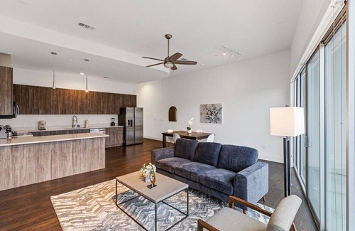 Cedars Apartment | Stylish City Apartment /King Bed /Gym Access