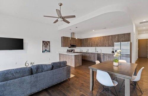 Cedars Apartment | Stylish City Apartment /King Bed /Gym Access