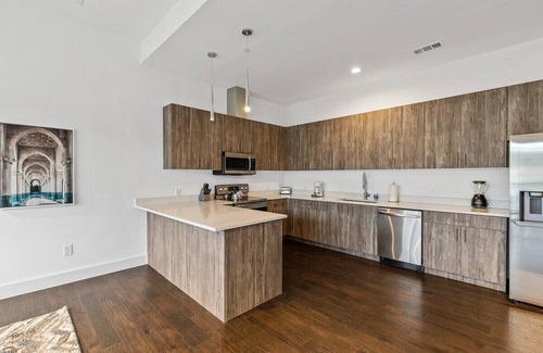 Cedars Apartment | Stylish City Apartment /King Bed /Gym Access