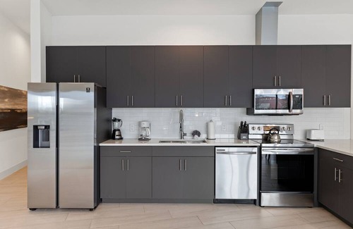 Cedars Apartment | Luxurious Dallas Downtown Apartment - King Bed