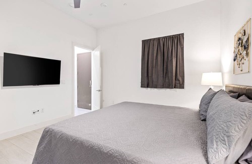 Cedars Apartment | Luxurious Dallas Downtown Apartment - King Bed