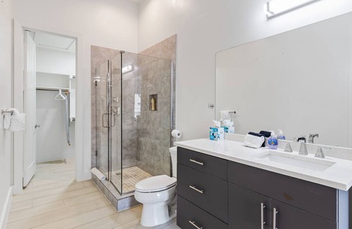 Cedars Apartment | Luxurious Dallas Downtown Apartment - King Bed