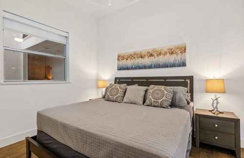 Cedars Apartment | Luxury Flat in the City - King Bed!