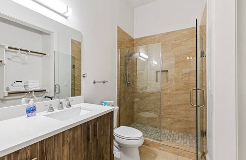 Cedars Apartment | Luxury Flat in the City - King Bed!